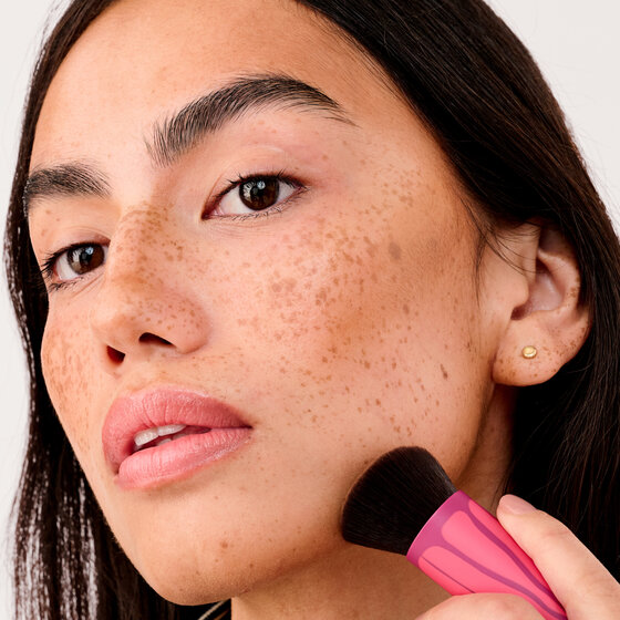 Model applying to cheeks