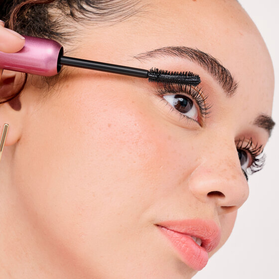 Model applying BADgal Bounce to lashes