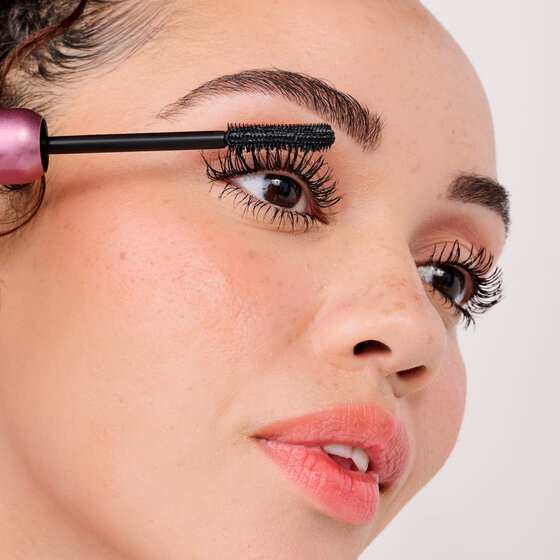 Model applying BADgal Bounce to lashes