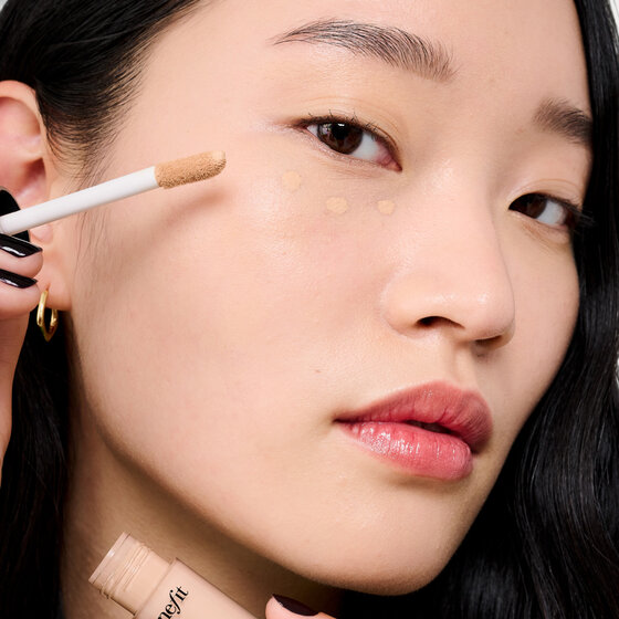 model applying Boi-ing Cakeless Concealer